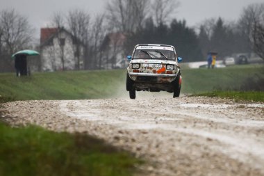 Sveta tepe, Hırvatistan - 25 Kasım 2018. 9 ralli Santa Domenica göster. Sanda Tolic ve Marko Oto Juricev Fiat 126 yarış Martincev kimden Hırvatistan.