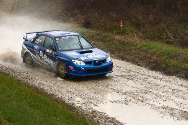 Sveta tepe, Hırvatistan - 25 Kasım 2018. 9 ralli Santa Domenica göster. Nenad Loncaric ve Tomislav Subaru Impreza Şti yarış Pazman kimden Hırvatistan.