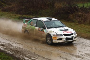 Sveta tepe, Hırvatistan - 25 Kasım 2018. 9 ralli Santa Domenica göster. Daniel Saskin ve Sasa Mitsubishi Lancer Evo IX yarış Bitterman kimden Hırvatistan.