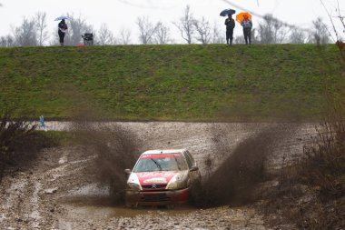 Sveta tepe, Hırvatistan - 25 Kasım 2018. 9 ralli Santa Domenica göster. Tomljanovic ve Andjelko Kosec kimden Hırvatistan Citroen Saxo Vts yarış kalay.