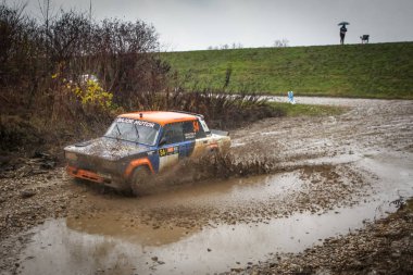 Sveta tepe, Hırvatistan - 25 Kasım 2018. 9 ralli Santa Domenica göster. Patrik Hetyei ve Dalma Lada Vfts yarış Pukler kimden Macaristan.