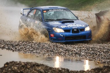 Sveta tepe, Hırvatistan - 25 Kasım 2018. 9 ralli Santa Domenica göster. Nenad Loncaric ve Tomislav Subaru Impreza Şti yarış Pazman kimden Hırvatistan.