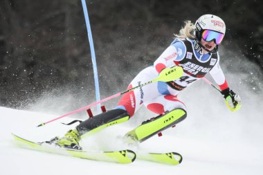 Zagreb, Hırvatistan - 5 Ocak 2019: Audi FIS alp Kayak Dünya Kupası Bayanlar Slalom, kar kraliçesi kupa 2019 Zagrep, Hırvatistan sırasında Charlotte Chable İsviçre yarışıyor.