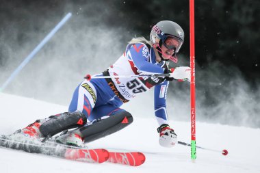 Zagreb, Hırvatistan - 5 Ocak 2019: Audi FIS alp Kayak Dünya Kupası Bayanlar Slalom, kar kraliçesi kupa 2019 Zagrep, Hırvatistan sırasında Ksenia Alopina Rusya'dan yarışıyor.