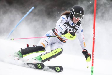 Zagreb, Hırvatistan - 5 Ocak 2019: Anita Gulli İtalya'dan Audi FIS alp Kayak Dünya Kupası Bayanlar Slalom, kar kraliçesi kupa 2019 Zagrep, Hırvatistan sırasında yarışıyor.