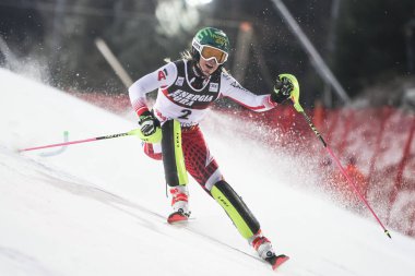Zagreb, Hırvatistan - 5 Ocak 2019: Audi FIS alp Kayak Dünya Kupası Bayanlar Slalom, kar kraliçesi kupa 2019 Zagrep, Hırvatistan sırasında Avusturya Katharina Liensberger yarışıyor.