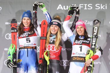 Zagreb, Hırvatistan - Ocak 5,2019: ödül töreni Audi FIS alp Kayak Dünya Kupası Bayanlar Slalom, kar kraliçesi kupa 2019.1st yer Shiffrin Mikaela, 2nci sırada Petra Vlhova, 3. sıra Wendy Holdener.