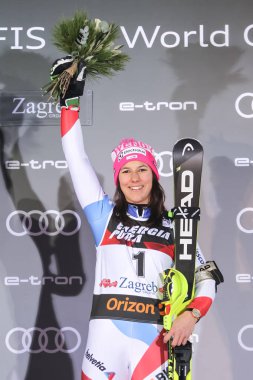 Zagreb, Hırvatistan - 5 Ocak 2019: İsviçre 'den Wendy Holdener, Audi Fis Alpine Alpine Dünya Kayak Şampiyonası Bayanlar Slalom, Kar Kraliçesi Kupası 2019 Zagreb, Hırvatistan' da düzenlenen ödül törenine katıldı..