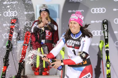 Zagreb, Hırvatistan - 5 Ocak 2019: İsviçre 'den Wendy Holdener, Audi Fis Alpine Alpine Dünya Kayak Şampiyonası Bayanlar Slalom, Kar Kraliçesi Kupası 2019 Zagreb, Hırvatistan' da düzenlenen ödül törenine katıldı..