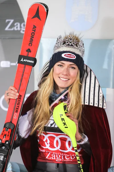 Zagreb, Hırvatistan - 5 Ocak 2019: İlk Shiffrin Mikaela ABD Audi FIS alp Kayak Dünya Kupası Bayanlar Slalom, kar kraliçesi kupa 2019 Zagreb, Hırvatistan'daki ödül töreni yerleştirilen.