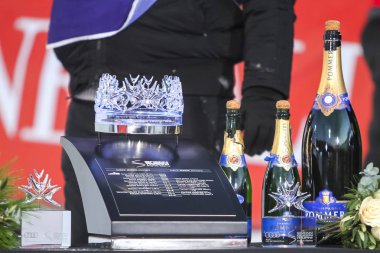 Zagreb, Hırvatistan - 6 Ocak 2019: Ödül töreni Audi FIS alp Kayak Dünya Kupası Mens Slalom, kar kraliçesi kupa 2019. Kar kraliçesi kupa bardak yerine cam taç.