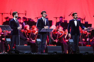Zagreb, Hırvatistan - 21 Aralık 2018: bariton Gianluca Ginoble (23) oluşan Opera üçlüsü ve iki tenorun Piero Barone (25) ve Ignazio Boschetto (23) Il Volo Arena Zagreb, Zagreb performans.