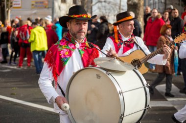 Geleneksel karnaval geçit töreni