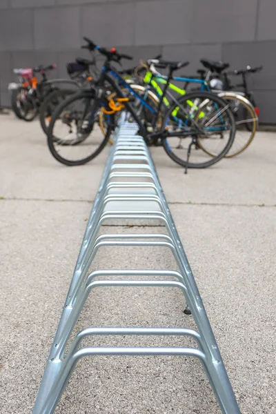 Carrinho de estacionamento de bicicleta — Fotografia de Stock