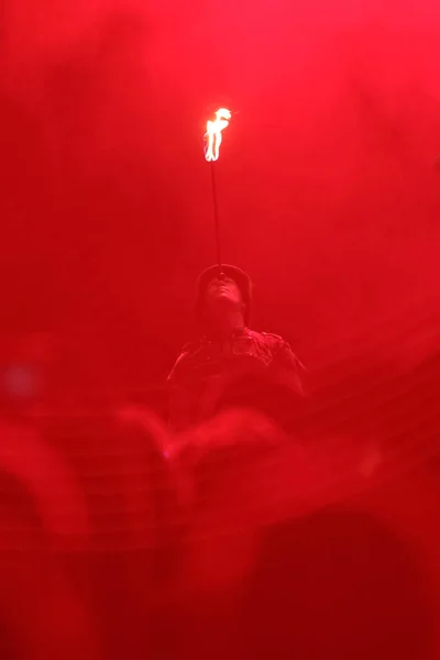 Жонглирование огнем на сцене — стоковое фото