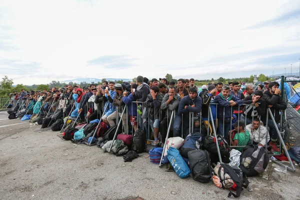 Syrische vluchtelingen aan de Sloveense grens — Stockfoto