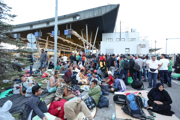 Syrian refugees at slovenian border — Stock Photo, Image