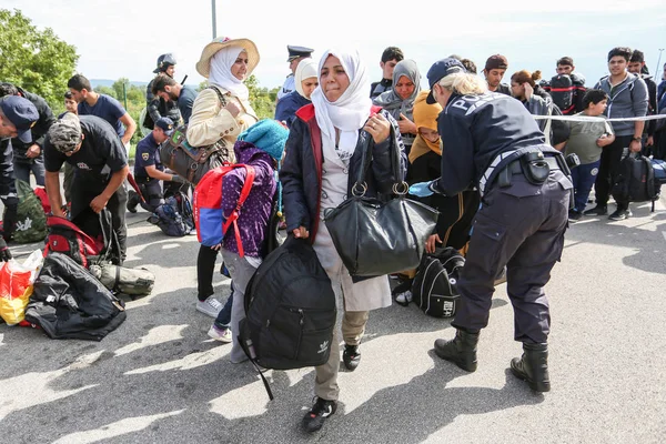 Refugiados sírios na fronteira com a Eslovénia — Fotografia de Stock