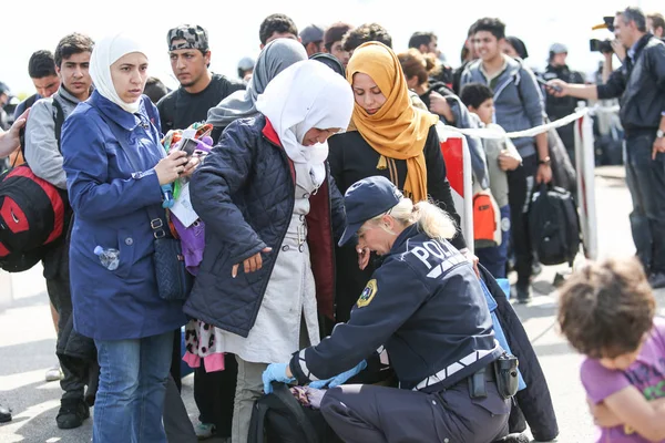 Syrische vluchtelingen aan de Sloveense grens — Stockfoto