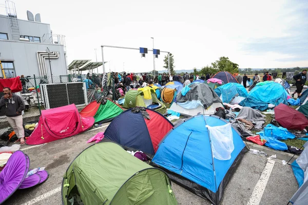 Refugiados sirios en la frontera eslovena — Foto de Stock
