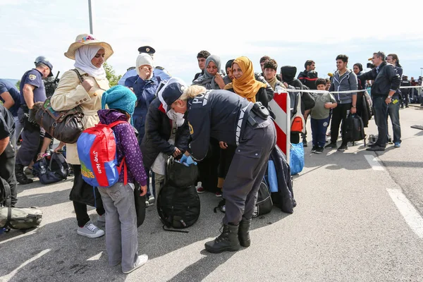 Refugiados sírios na fronteira com a Eslovénia — Fotografia de Stock
