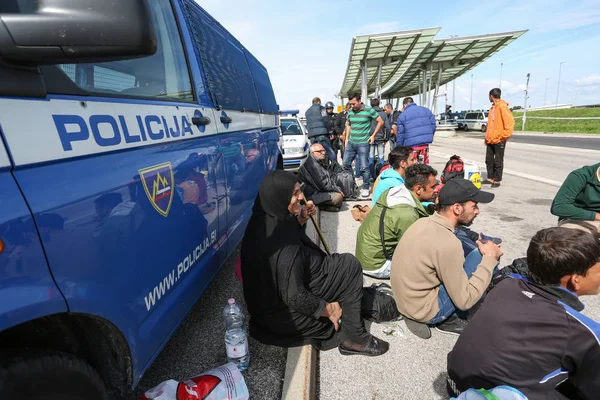 Refugiados sirios en la frontera eslovena — Foto de Stock