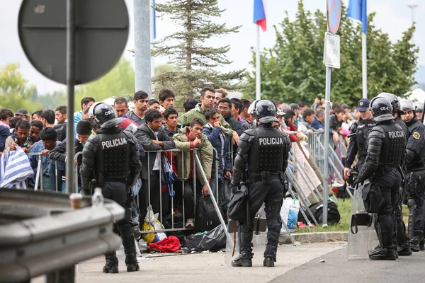 Refugiados sirios en la frontera eslovena — Foto de Stock