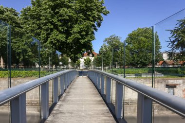 Modern metal cam yaya köprüsü