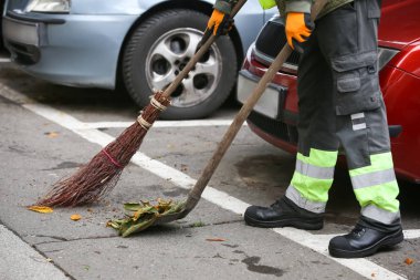 Çöp adam yaprakları süpürge