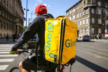 Bisikletli Glovo işçisi