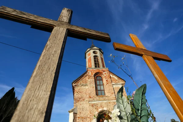 Pequeña iglesia católica en el cementerio — Foto de Stock