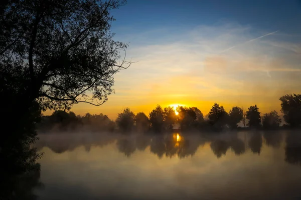 Sonnenaufgang auf einem See — Stockfoto
