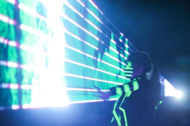 Zagreb, Hırvatistan - 16 Mart 2018: Zagreb 'de düzenlenen Işık Festivali sırasında Tuskanac yaz safhasında dans grubu Atomik Dans Fabrikası' nın lazer gösterisi.