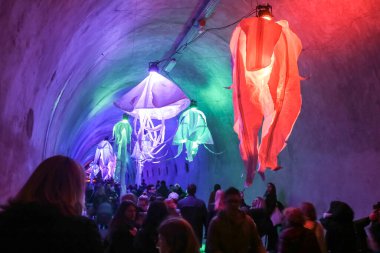 Zagreb, Hırvatistan - 16 Mart 2018: Işık Festivali. Zagreb 'in merkezinde renkli soyut avizelerle aydınlık bir tünel Griç' inden yürüyen insanlar.