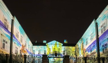 Zagreb, Hırvatistan - 16 Mart 2018: Üst kasabadaki eski bina Zagreb şehir merkezinde düzenlenen 2018 Işık Festivali sırasında renkli resimlerle aydınlatıldı.
