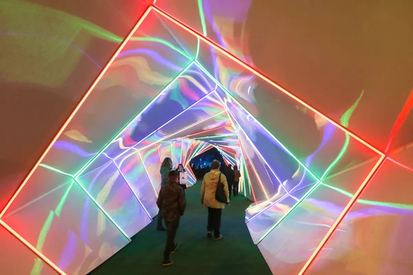 克罗地亚萨格勒布 2018年3月16日 在萨格勒布市中心 人们走过一个灯火通明的隧道 那里有五彩缤纷的霓虹灯 — 图库照片