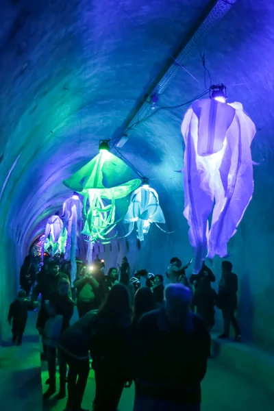Záhřeb Chorvatsko Března 2018 Festival Světel Lidé Procházející Osvětleným Tunelem — Stock fotografie