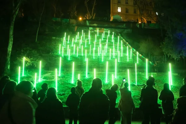 Zagreb Kroatien Mars 2018 Ljusfestivalen Personer Som Tittar Installerad Färg — Stockfoto