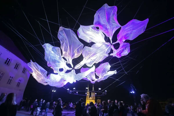 Zagreb Kroatien Mars 2018 Ljusfestivalen Människor Belyst Duk Form Blomsterinstallation — Stockfoto