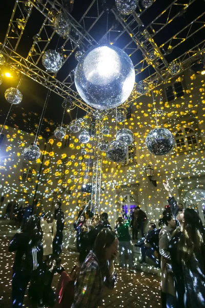 克罗地亚萨格勒布 2018年3月16日 观看萨格勒布市中心迪斯科舞厅灯照明的克罗维切维德沃里画廊大楼的人 — 图库照片