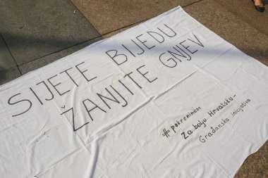 Zagreb, Hırvatistan - 14. Eylül 2018: Hırvatistan 'ın Zagreb kentindeki Ban Jelaciç Meydanı' nda iktidardaki siyasi parti Hdz ve muhalefetteki SDP 'ye karşı bir protesto gösterisi imzalayın.