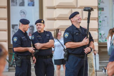Zagreb, Hırvatistan - 14. Eylül 2018: Polis, Hırvatistan 'ın Zagreb kentindeki Ban Jelaciç Meydanı' nda iktidardaki siyasi parti Hdz ve muhalefetteki SDP aleyhindeki protestoların videosunu kaydetti.