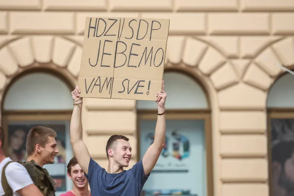 克罗地亚萨格勒布 2018年9月 持反对执政党Hdz和反对党Sdp抗议克罗地亚萨格勒布Ban Jelacic广场的签名的人 — 图库照片