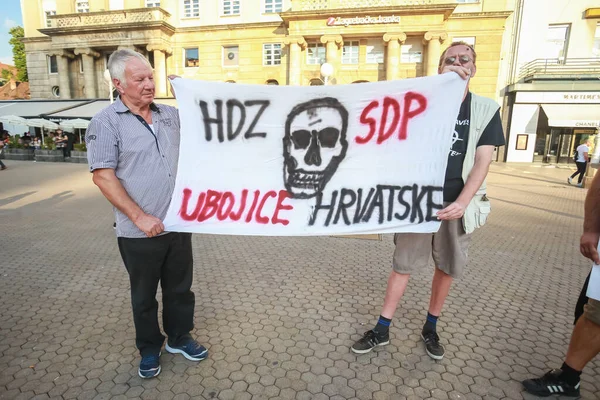 克罗地亚萨格勒布 2018年9月 两名男子与执政党Hdz和反对党Sdp站在一起抗议克罗地亚萨格勒布的潘杰拉契克广场 — 图库照片
