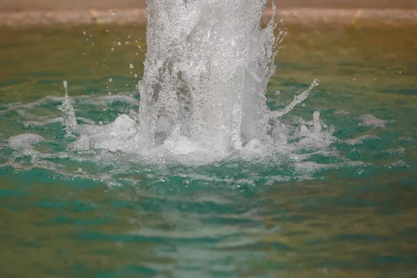 Close Água Salpicando Uma Fonte Água — Fotografia de Stock