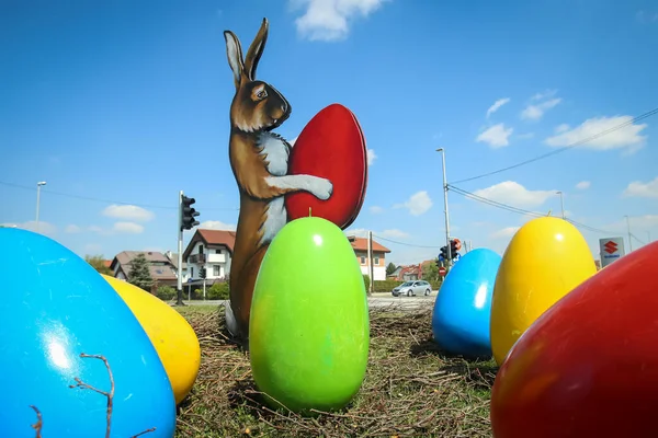 Velika Gorica Kroatien April 2017 Skulptur Kanin Som Håller Ett — Stockfoto