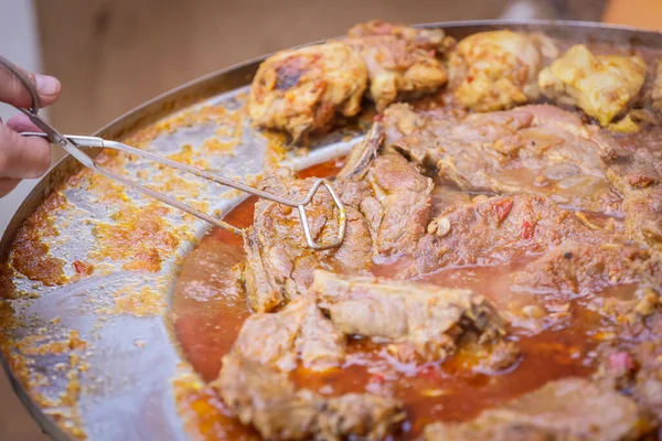 Detail Van Een Menselijke Hand Die Een Varkenssteak Vlees Gekookt — Stockfoto