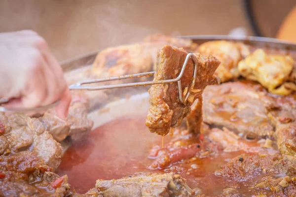 Detail Van Een Menselijke Hand Die Een Varkenssteak Vlees Gekookt — Stockfoto