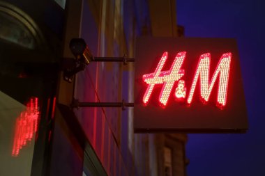 Zagreb, Hırvatistan - 19 Mart 2017: Hırvatistan 'ın başkenti Zagreb' deki dükkanın önünde H & M işareti.