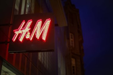 Zagreb, Hırvatistan - 19 Mart 2017: Hırvatistan 'ın başkenti Zagreb' deki dükkanın önünde H & M işareti.